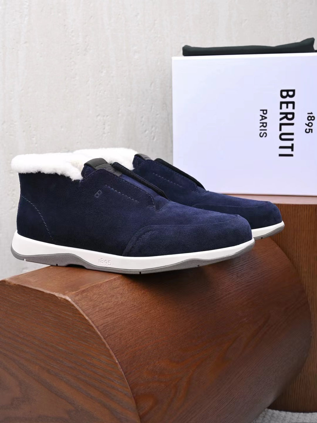 Berluti – Luxurioese Winter Slipper aus navyblauem Veloursleder mit Lammfellfutter