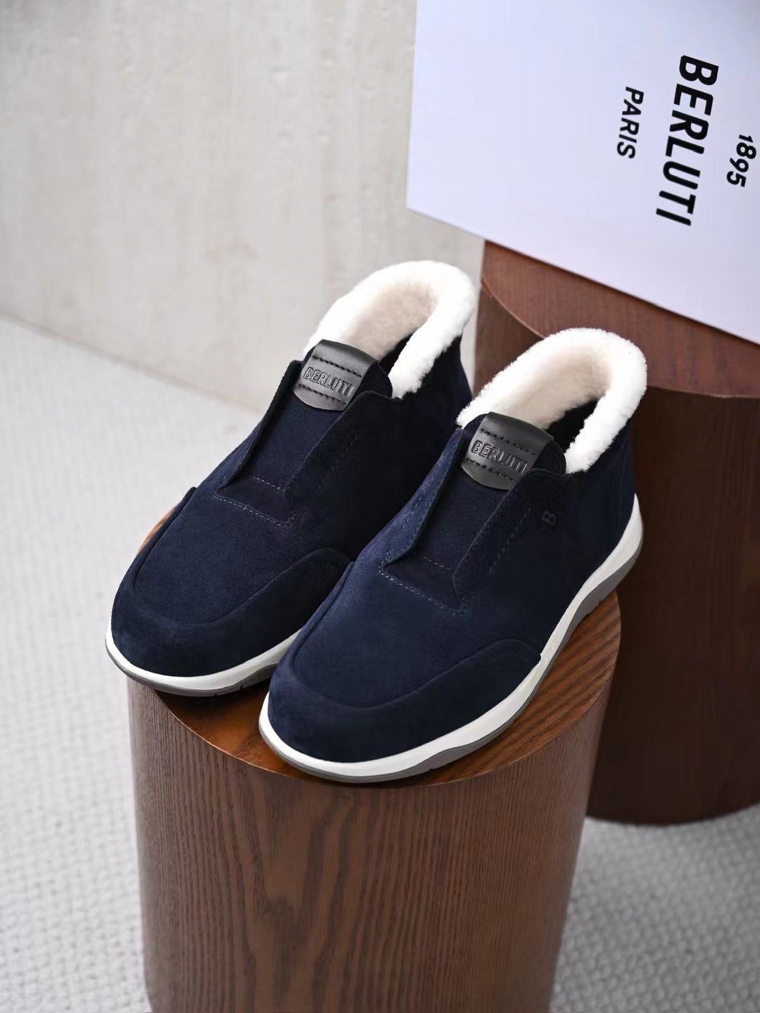 Berluti – Luxurioese Winter Slipper aus navyblauem Veloursleder mit Lammfellfutter