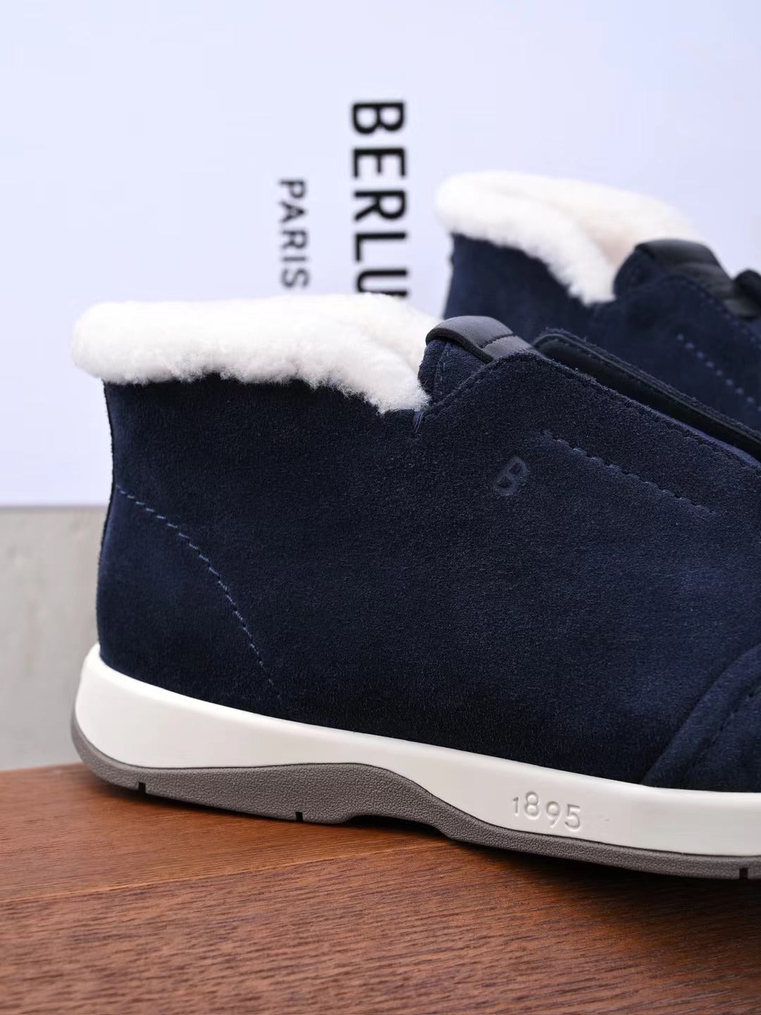 Berluti – Luxurioese Winter Slipper aus navyblauem Veloursleder mit Lammfellfutter