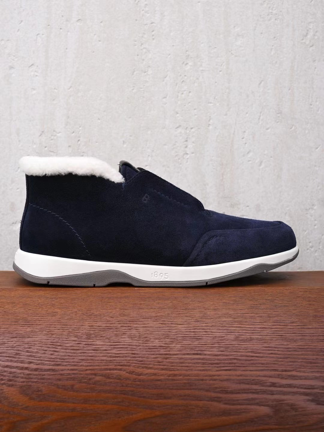 Berluti – Luxurioese Winter Slipper aus navyblauem Veloursleder mit Lammfellfutter