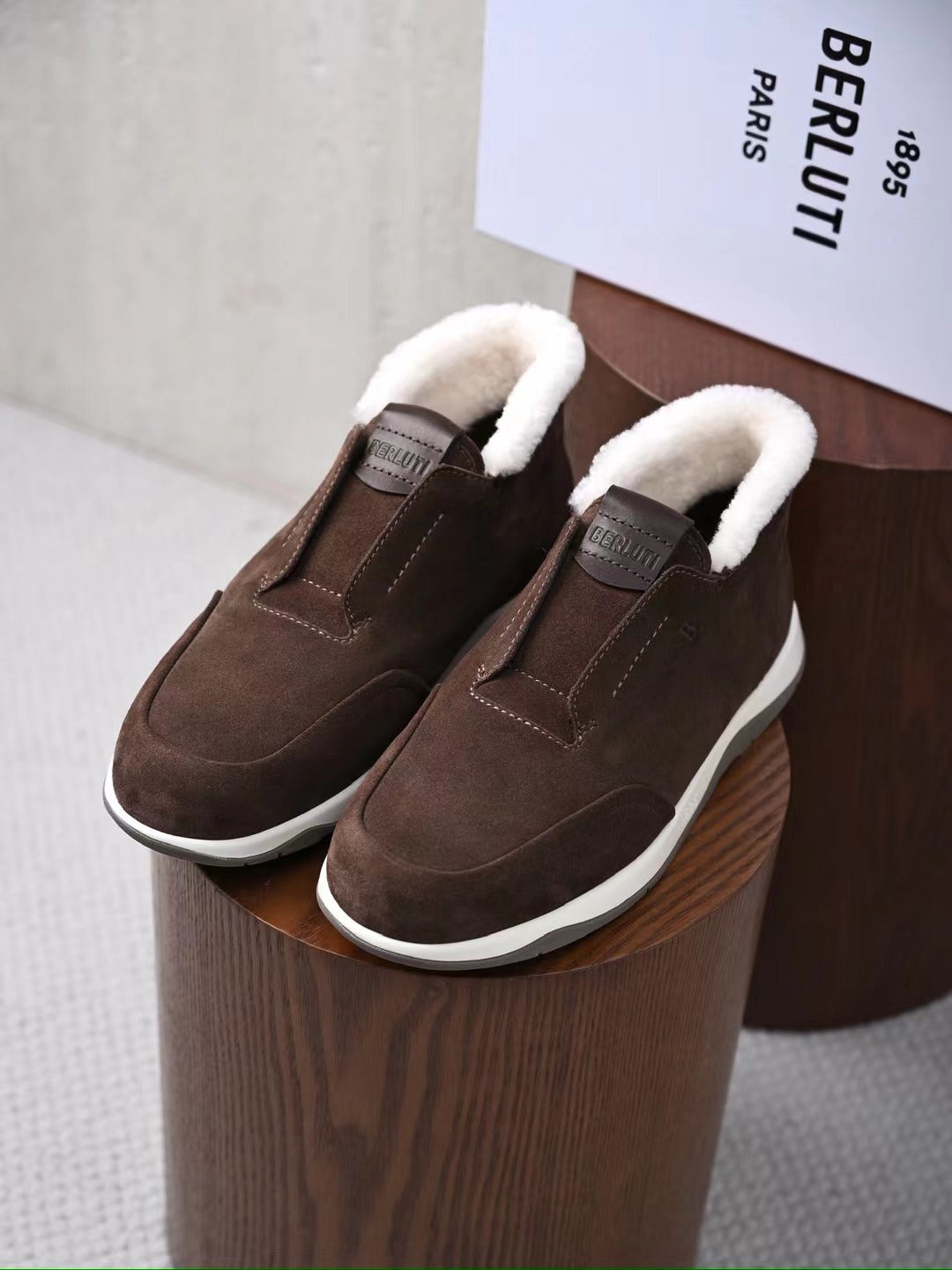 Berluti – Edle Winter Slipper aus dunkelbraunem Veloursleder mit Lammfellfutter
