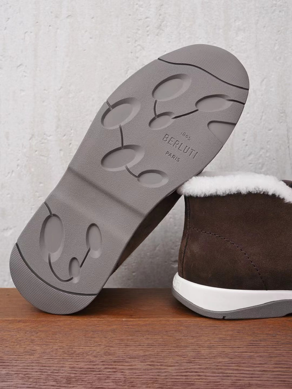 Berluti – Edle Winter Slipper aus dunkelbraunem Veloursleder mit Lammfellfutter