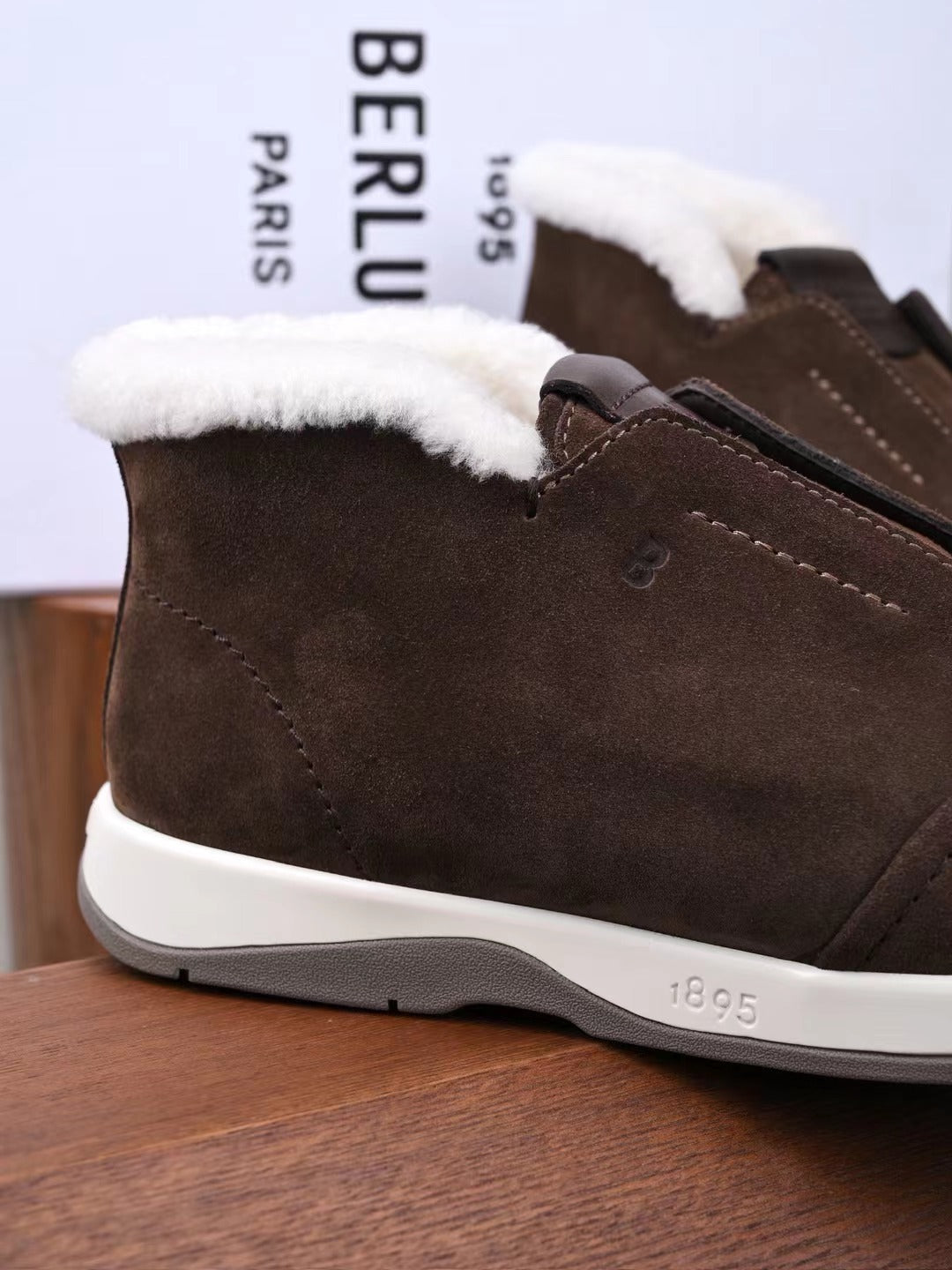 Berluti – Edle Winter Slipper aus dunkelbraunem Veloursleder mit Lammfellfutter