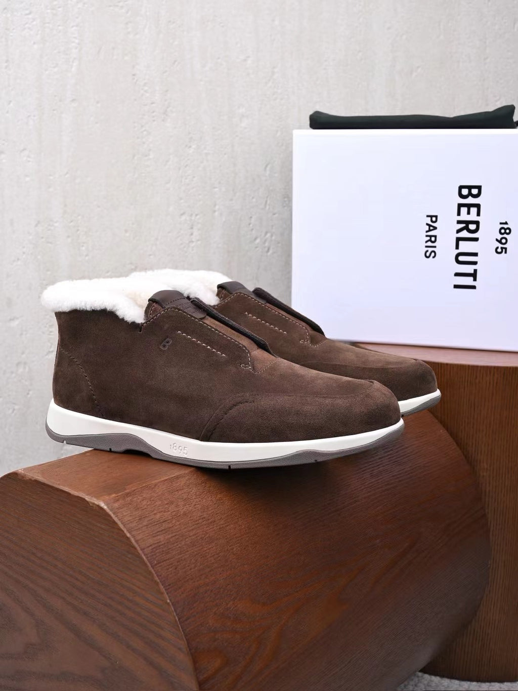 Berluti – Edle Winter Slipper aus dunkelbraunem Veloursleder mit Lammfellfutter