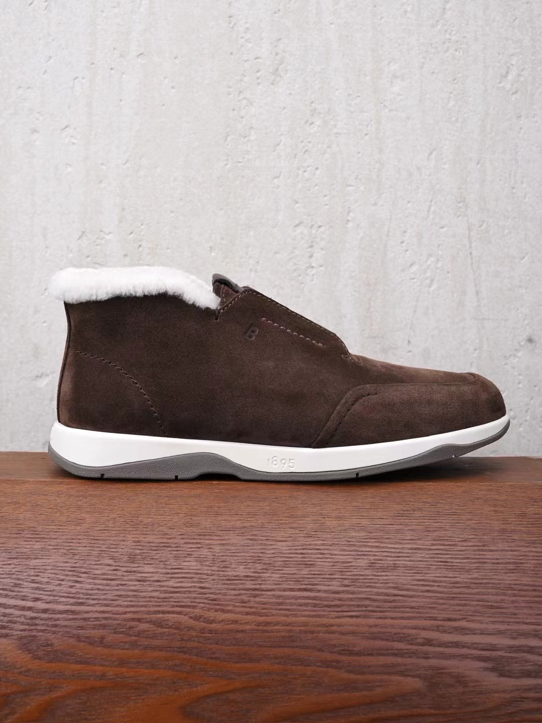 Berluti – Edle Winter Slipper aus dunkelbraunem Veloursleder mit Lammfellfutter