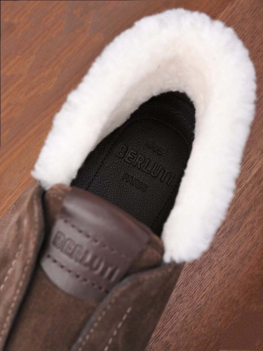 Berluti – Edle Winter Slipper aus dunkelbraunem Veloursleder mit Lammfellfutter