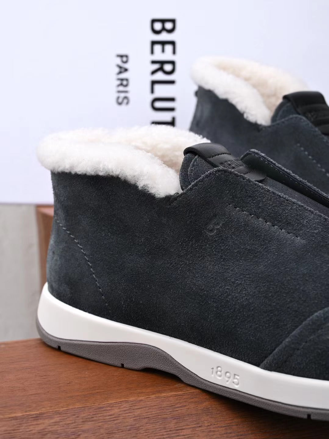Berluti – Luxurioese Winter Slipper aus dunkelgrauem Veloursleder mit Lammfellfutter