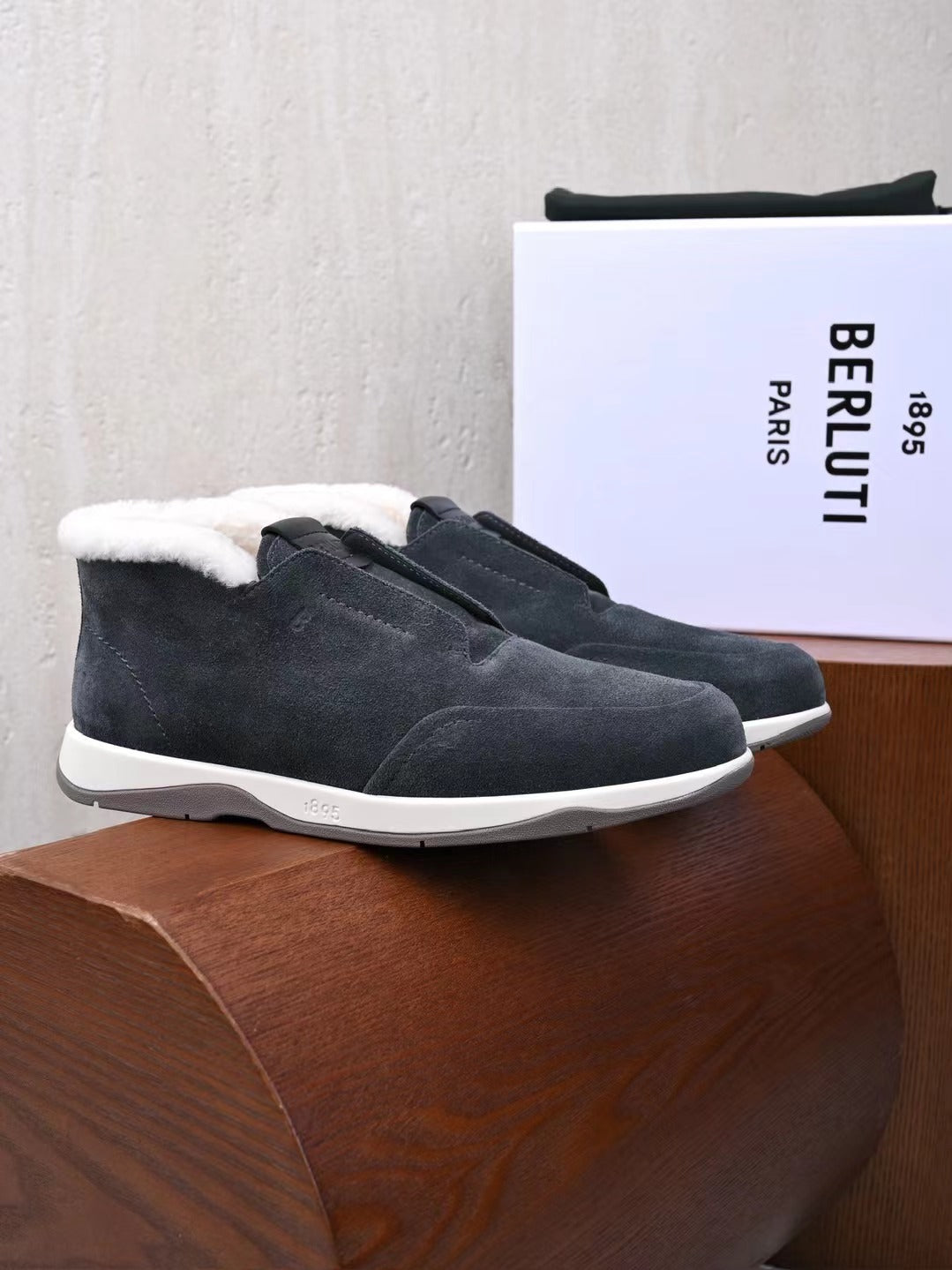 Berluti – Luxurioese Winter Slipper aus dunkelgrauem Veloursleder mit Lammfellfutter