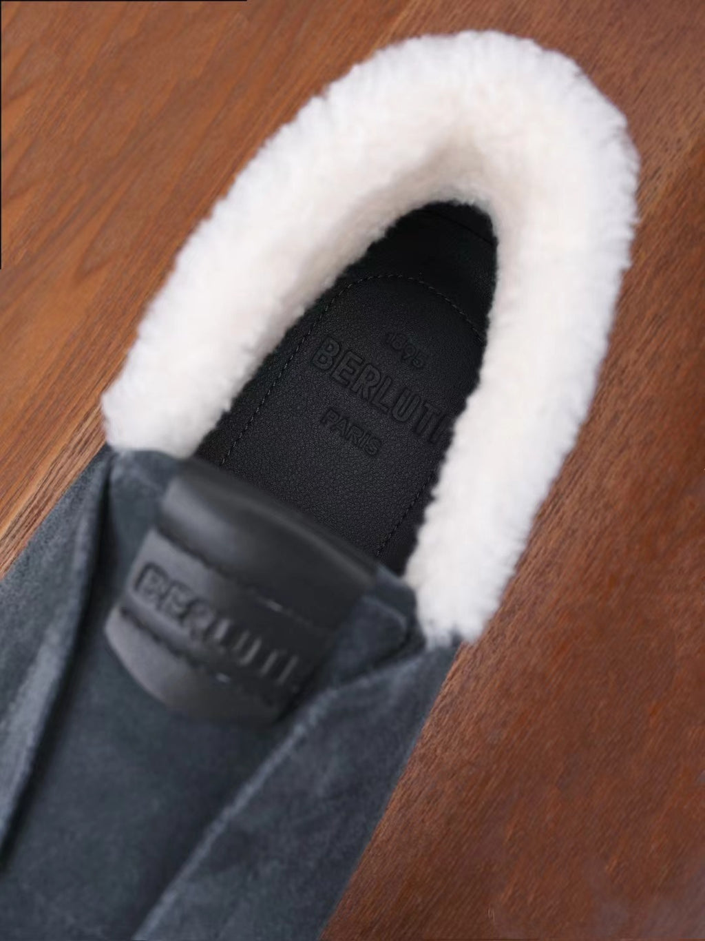 Berluti – Luxurioese Winter Slipper aus dunkelgrauem Veloursleder mit Lammfellfutter