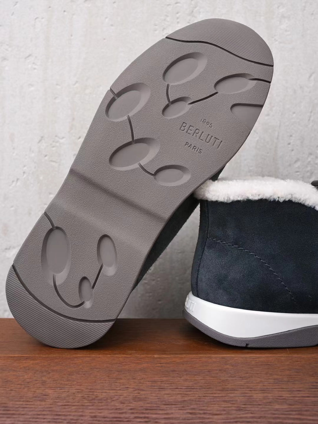 Berluti – Luxurioese Winter Slipper aus dunkelgrauem Veloursleder mit Lammfellfutter