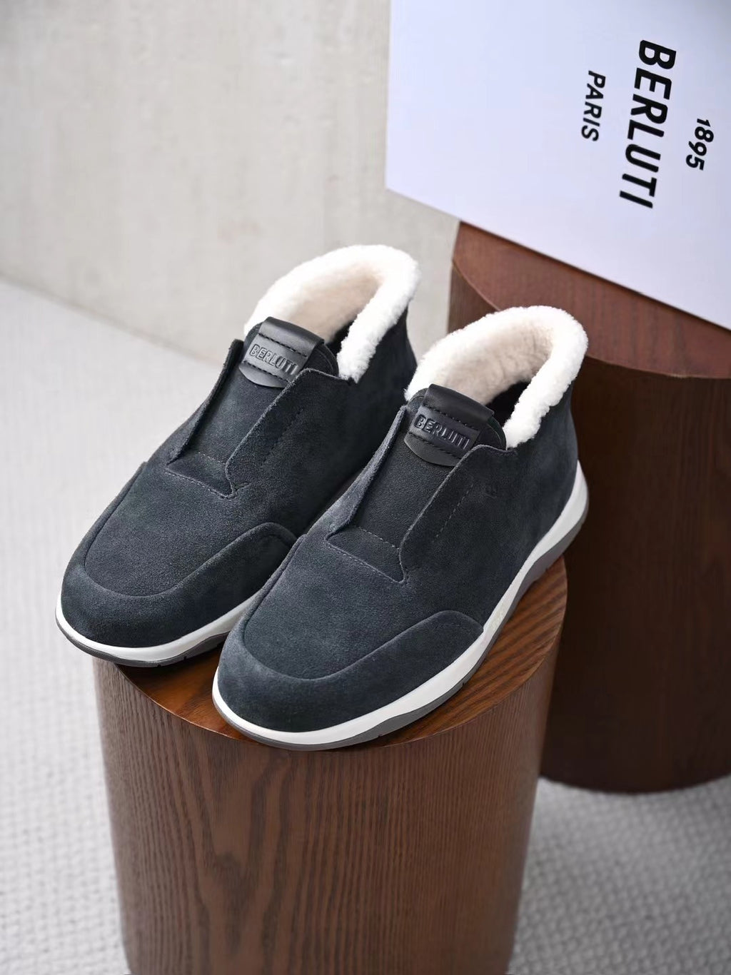 Berluti – Luxurioese Winter Slipper aus dunkelgrauem Veloursleder mit Lammfellfutter