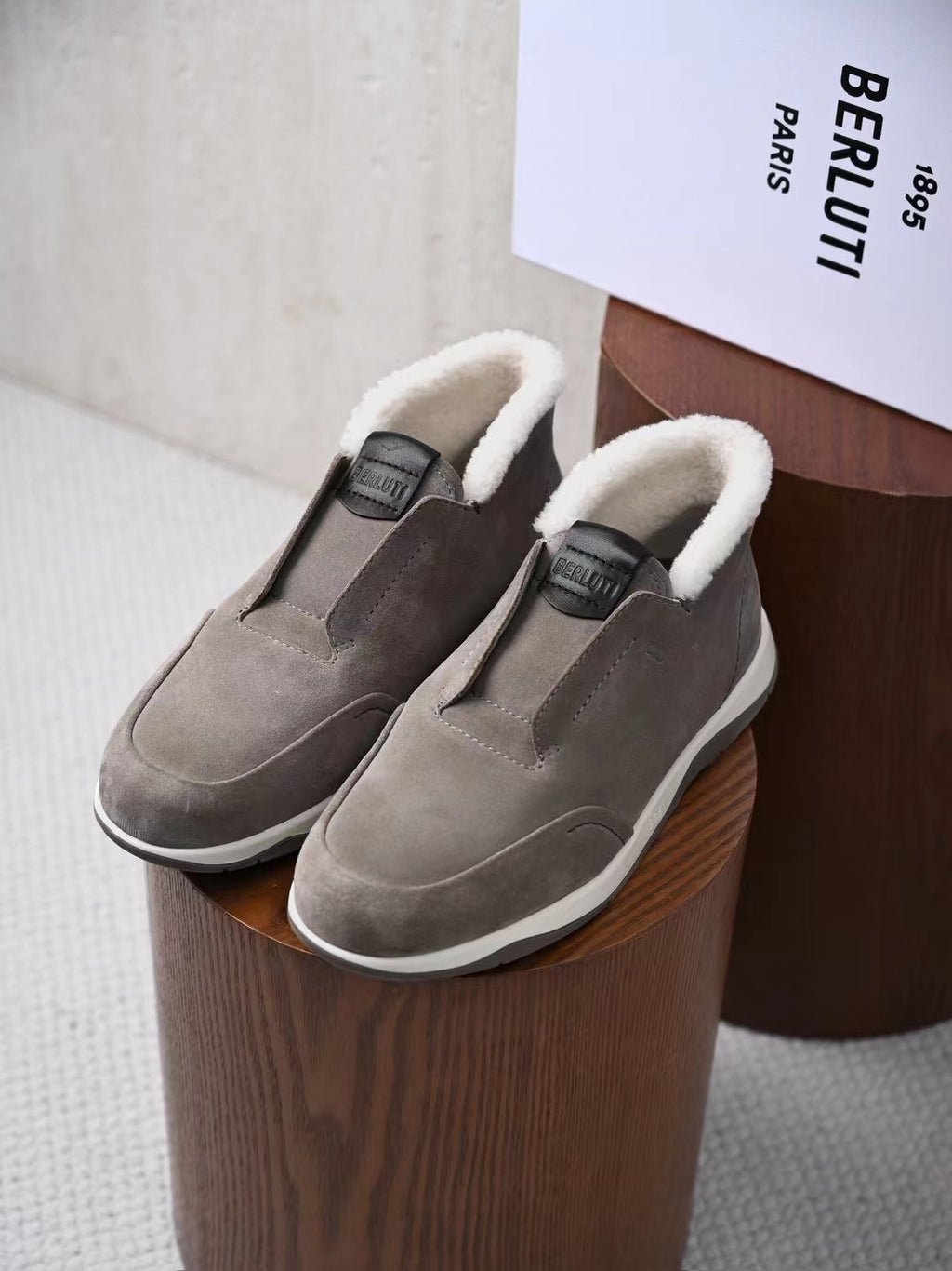 Berluti – Luxurioese Winter Slipper aus grauem Veloursleder mit Lammfellfutter