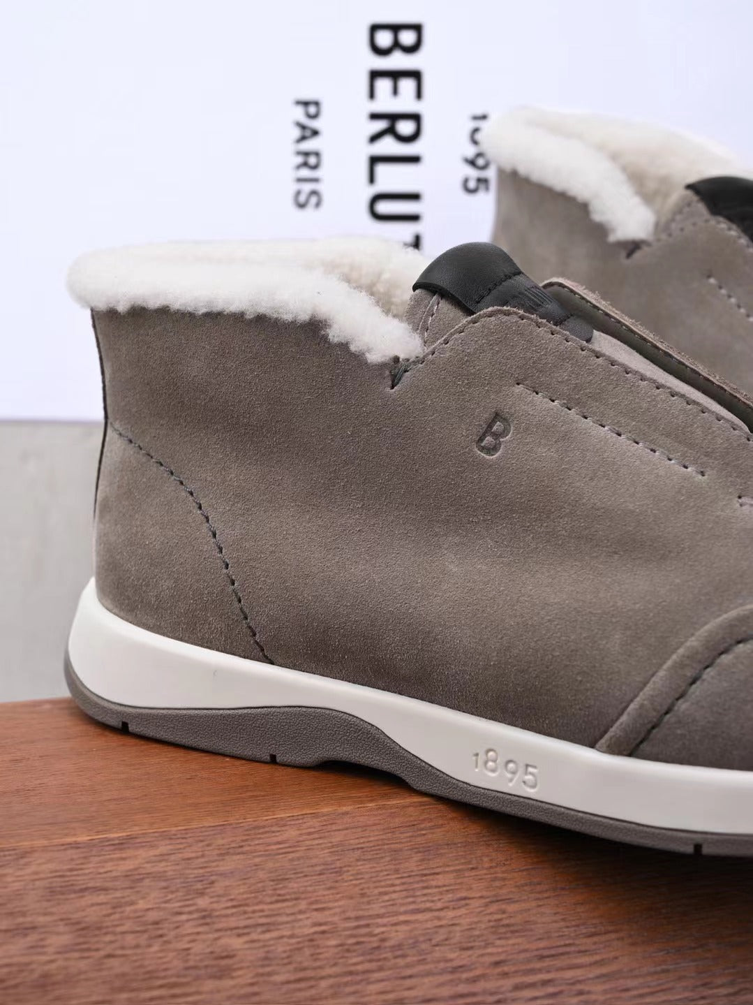 Berluti – Luxurioese Winter Slipper aus grauem Veloursleder mit Lammfellfutter