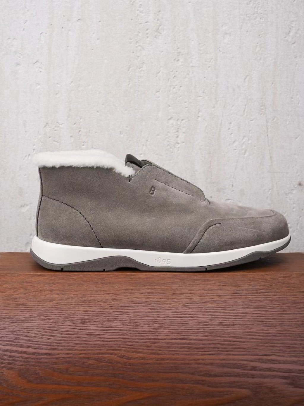 Berluti – Luxurioese Winter Slipper aus grauem Veloursleder mit Lammfellfutter