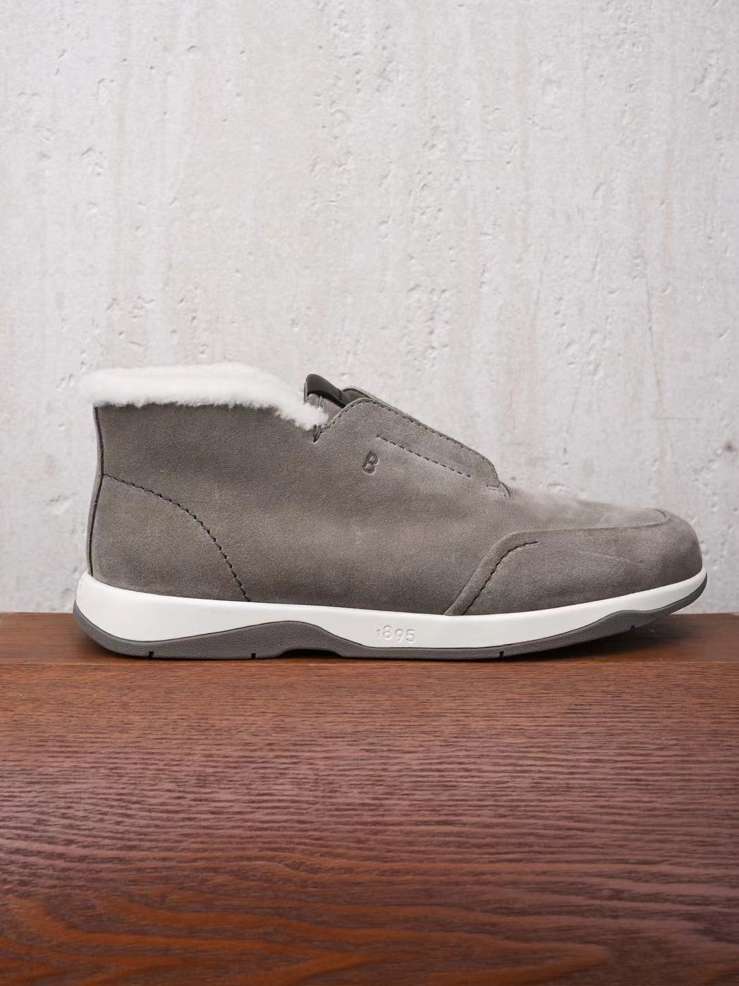 Berluti – Luxurioese Winter Slipper aus grauem Veloursleder mit Lammfellfutter