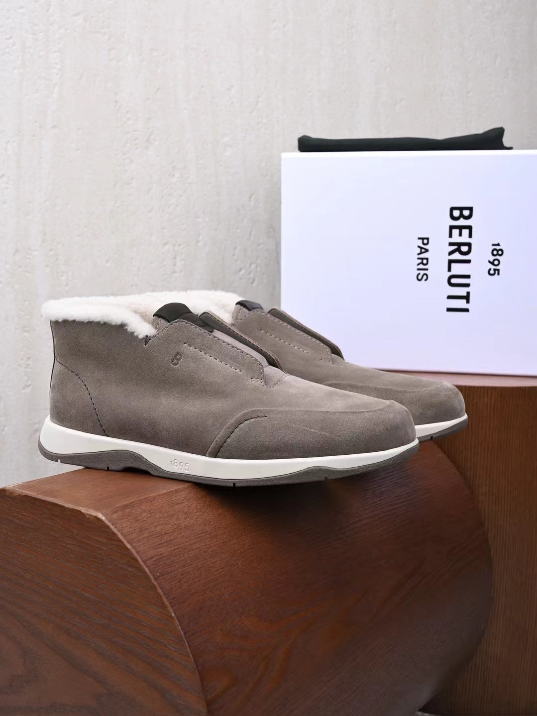 Berluti – Luxurioese Winter Slipper aus grauem Veloursleder mit Lammfellfutter