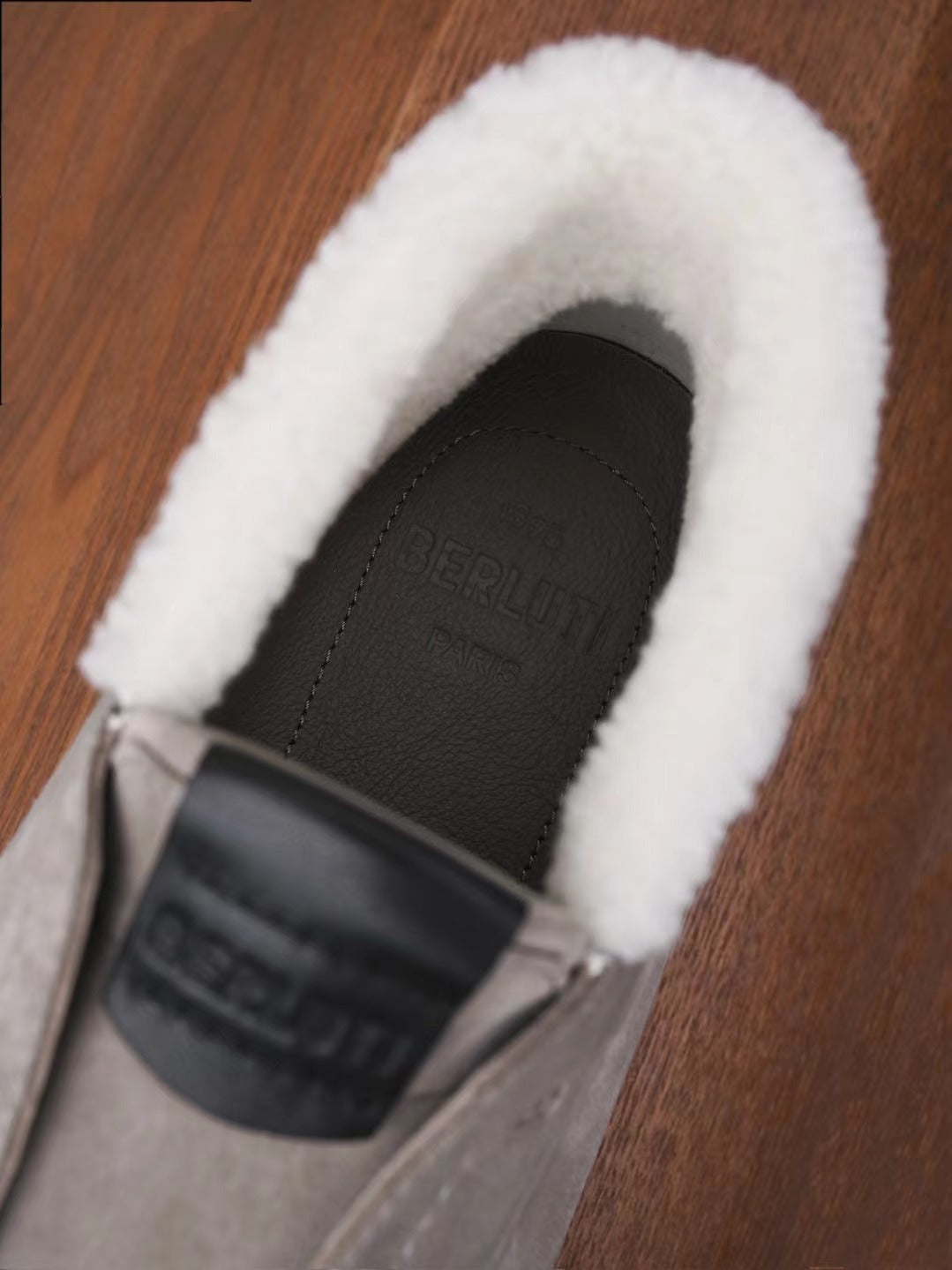 Berluti – Luxurioese Winter Slipper aus grauem Veloursleder mit Lammfellfutter