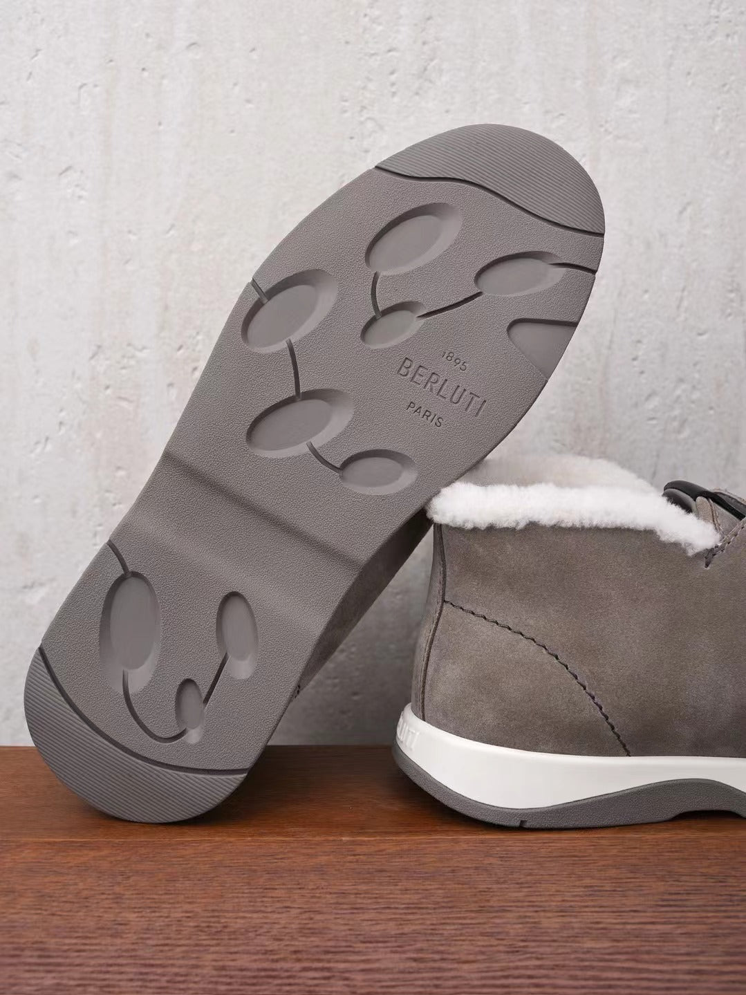 Berluti – Luxurioese Winter Slipper aus grauem Veloursleder mit Lammfellfutter