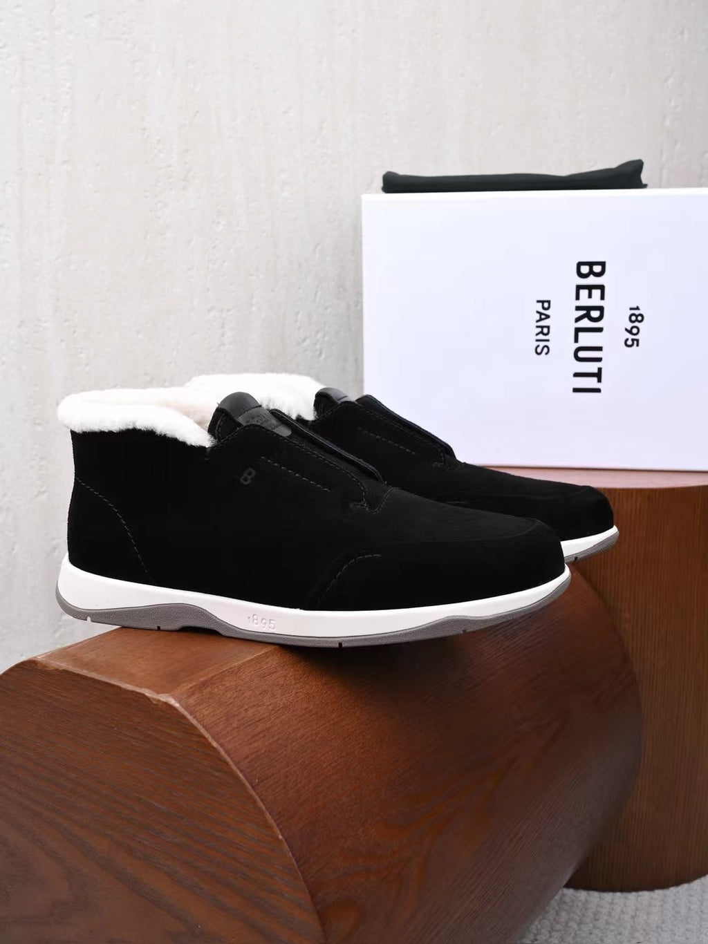 Berluti – Luxurioese Winter Slipper aus schwarzem Veloursleder mit Lammfellfutter