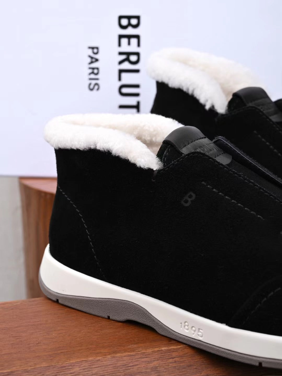 Berluti – Luxurioese Winter Slipper aus schwarzem Veloursleder mit Lammfellfutter