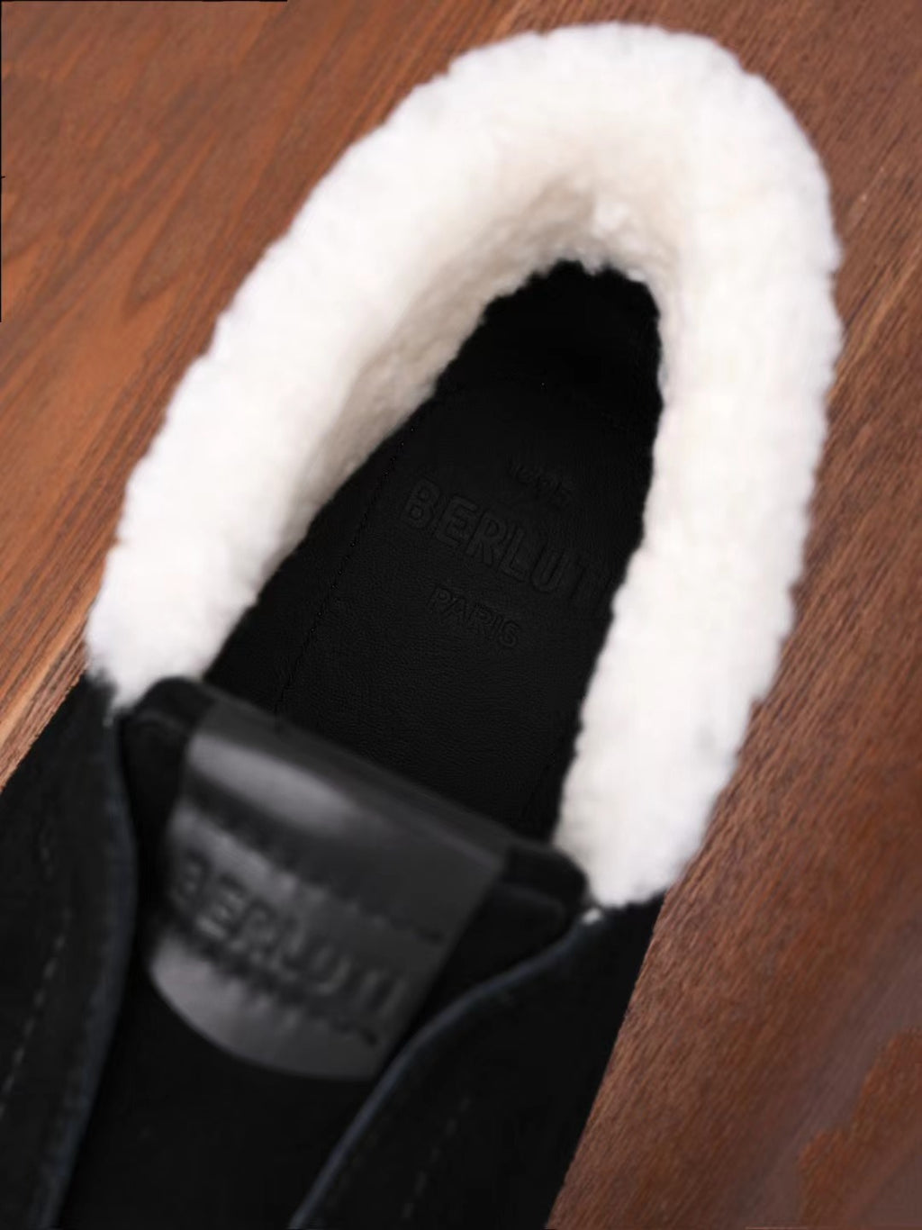 Berluti – Luxurioese Winter Slipper aus schwarzem Veloursleder mit Lammfellfutter