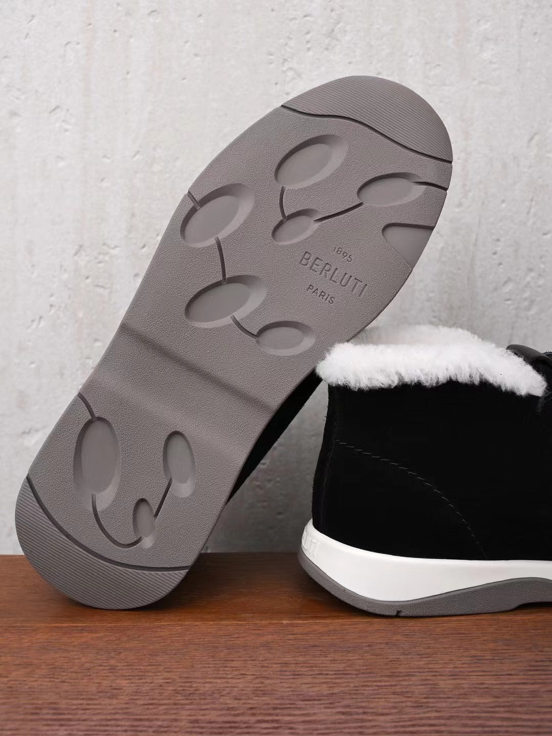 Berluti – Luxurioese Winter Slipper aus schwarzem Veloursleder mit Lammfellfutter