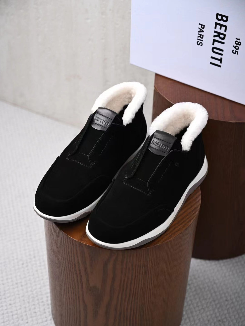 Berluti – Luxurioese Winter Slipper aus schwarzem Veloursleder mit Lammfellfutter