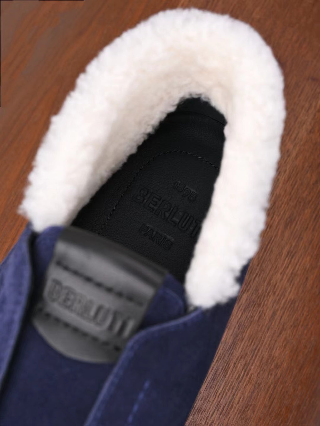 Berluti – Exklusive Winter Slipper aus navyblauem Veloursleder mit Lammfellfutter