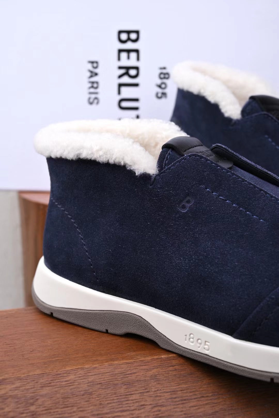 Berluti – Exklusive Winter Slipper aus navyblauem Veloursleder mit Lammfellfutter