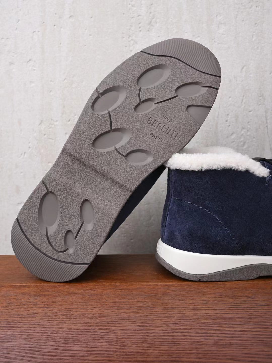 Berluti – Exklusive Winter Slipper aus navyblauem Veloursleder mit Lammfellfutter