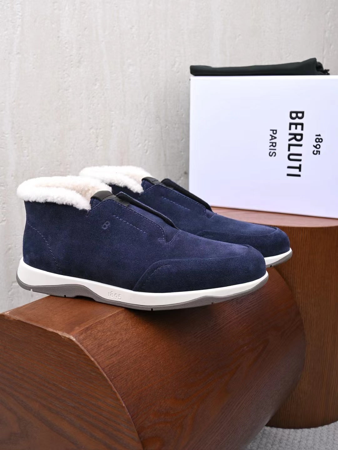 Berluti – Exklusive Winter Slipper aus navyblauem Veloursleder mit Lammfellfutter