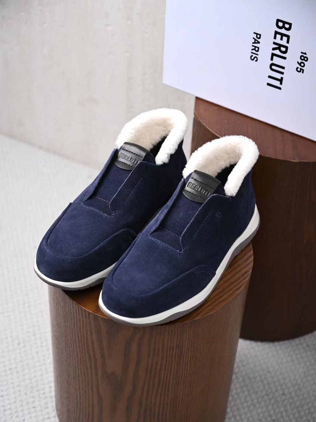 Berluti – Exklusive Winter Slipper aus navyblauem Veloursleder mit Lammfellfutter