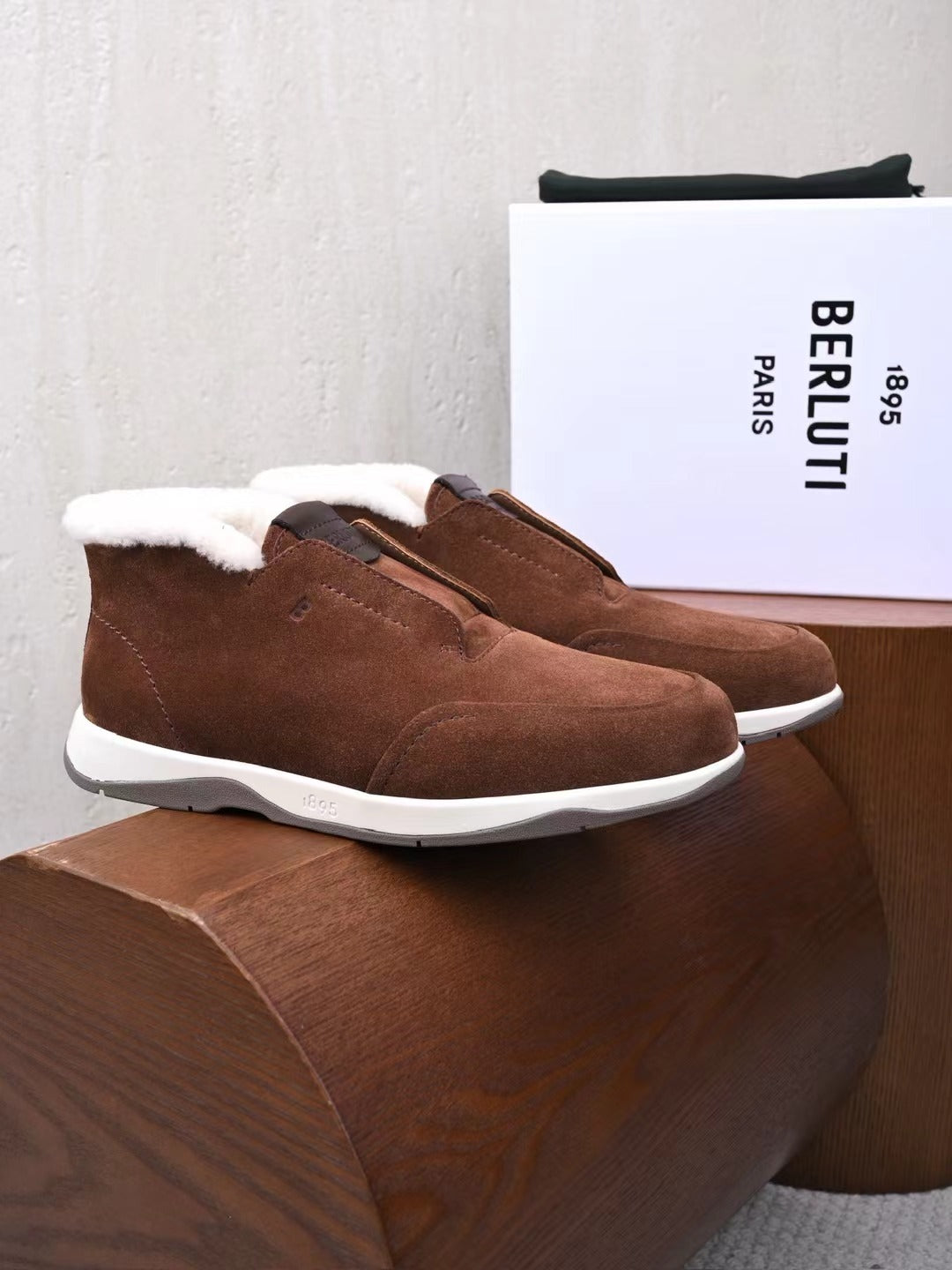 Berluti – Exklusive Winter Slipper aus braunem Veloursleder mit Lammfellfutter