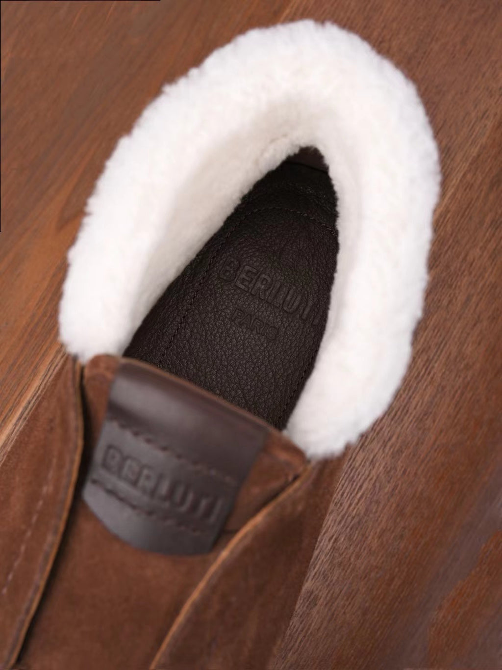 Berluti – Exklusive Winter Slipper aus braunem Veloursleder mit Lammfellfutter
