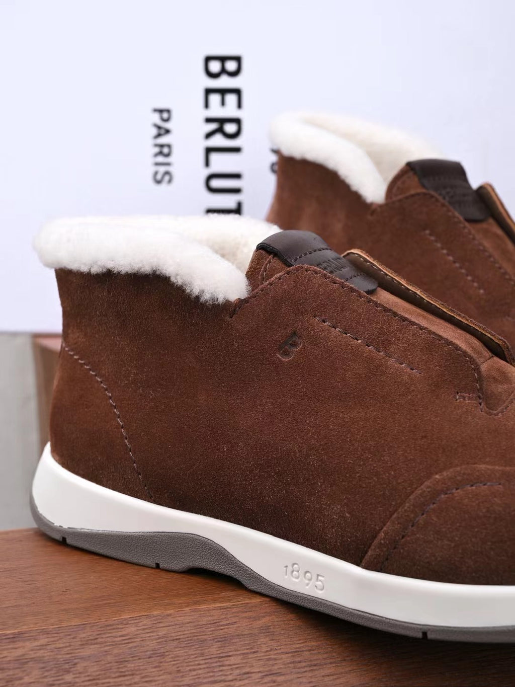 Berluti – Exklusive Winter Slipper aus braunem Veloursleder mit Lammfellfutter