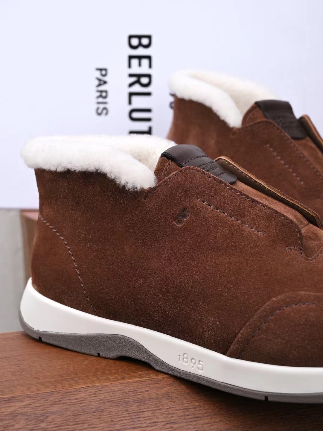 Berluti – Exklusive Winter Slipper aus braunem Veloursleder mit Lammfellfutter