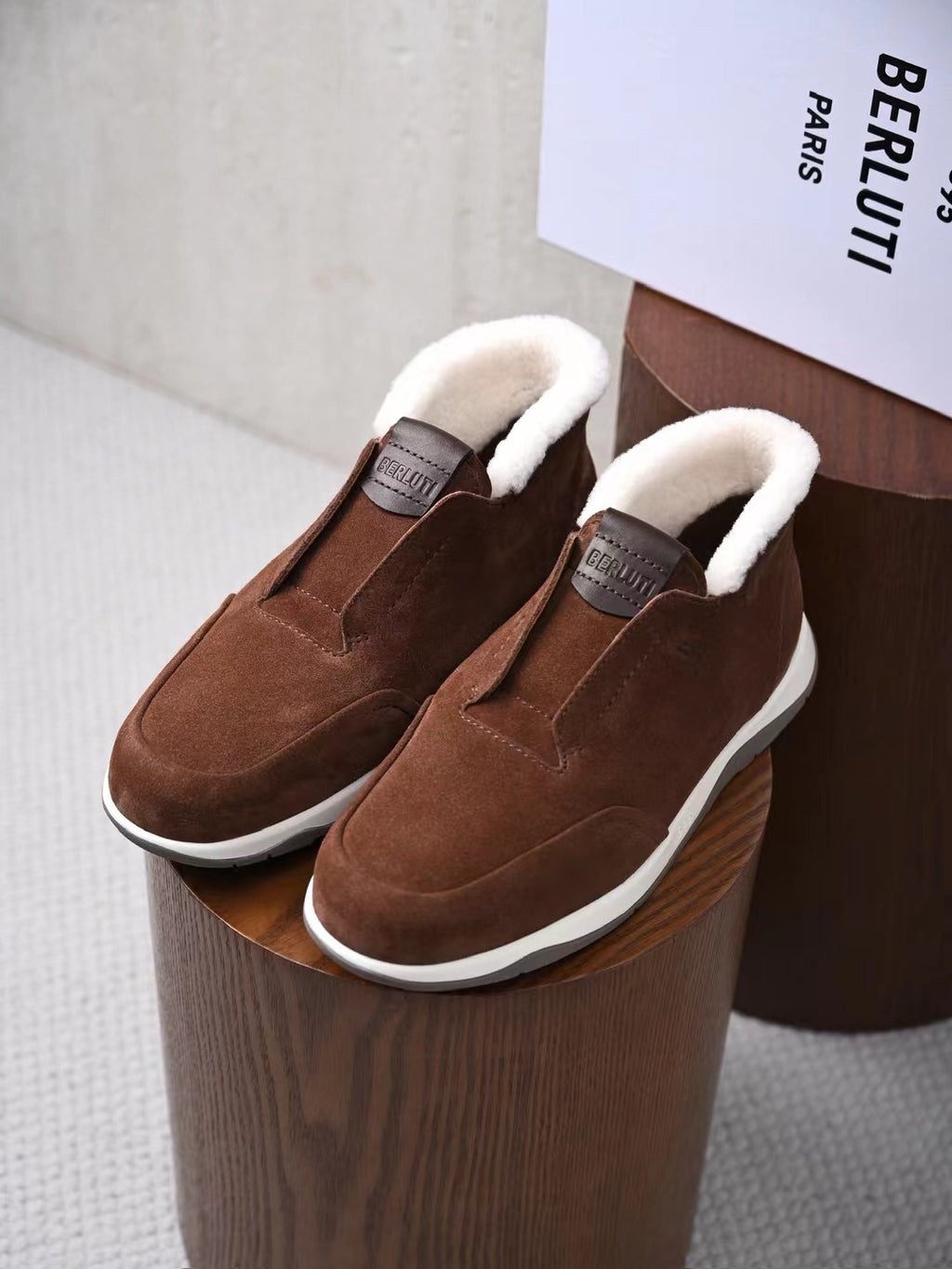 Berluti – Exklusive Winter Slipper aus braunem Veloursleder mit Lammfellfutter