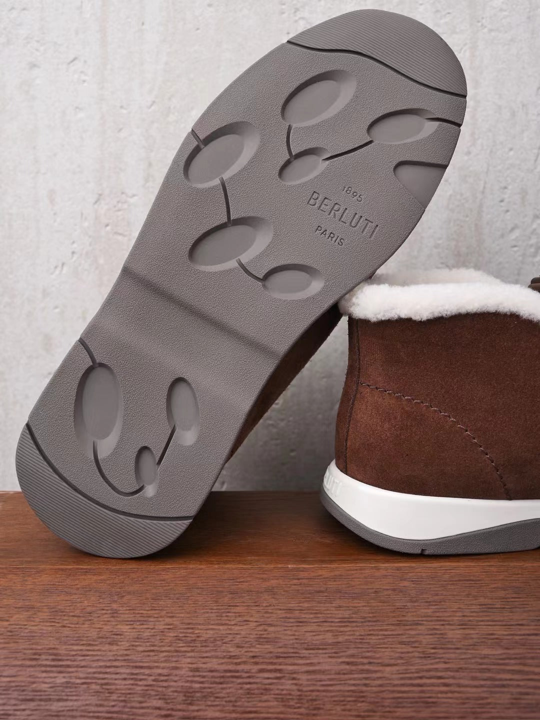 Berluti – Exklusive Winter Slipper aus braunem Veloursleder mit Lammfellfutter