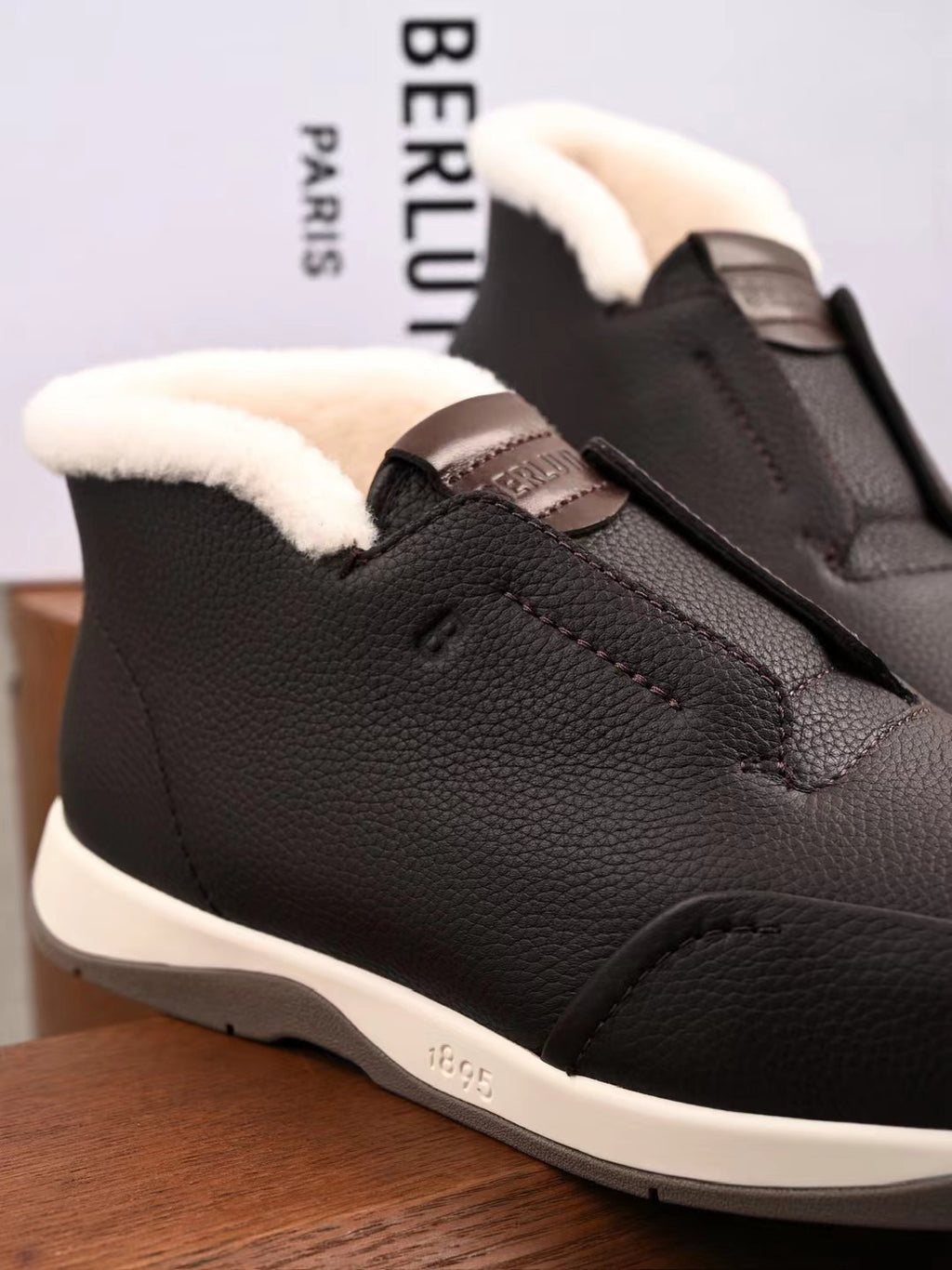 Berluti – Luxurioese Winter Slipper aus Leder mit Lammfellfutter in Dunkelbraun