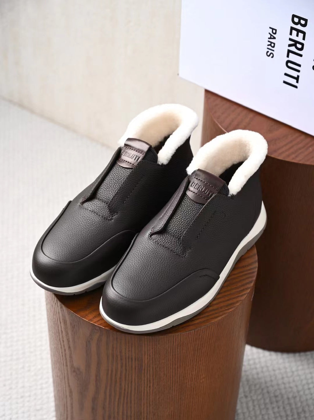 Berluti – Luxurioese Winter Slipper aus Leder mit Lammfellfutter in Dunkelbraun