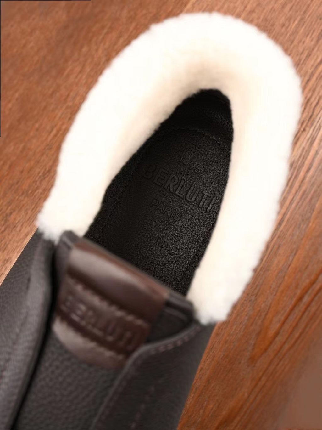 Berluti – Luxurioese Winter Slipper aus Leder mit Lammfellfutter in Dunkelbraun