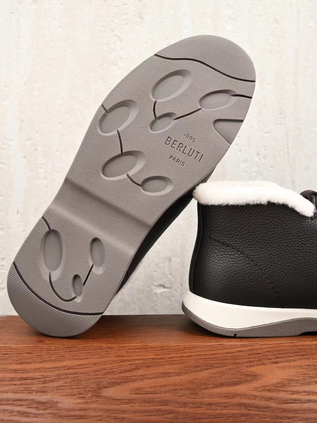 Berluti – Luxurioese Winter Slipper aus Leder mit Lammfellfutter in Dunkelbraun