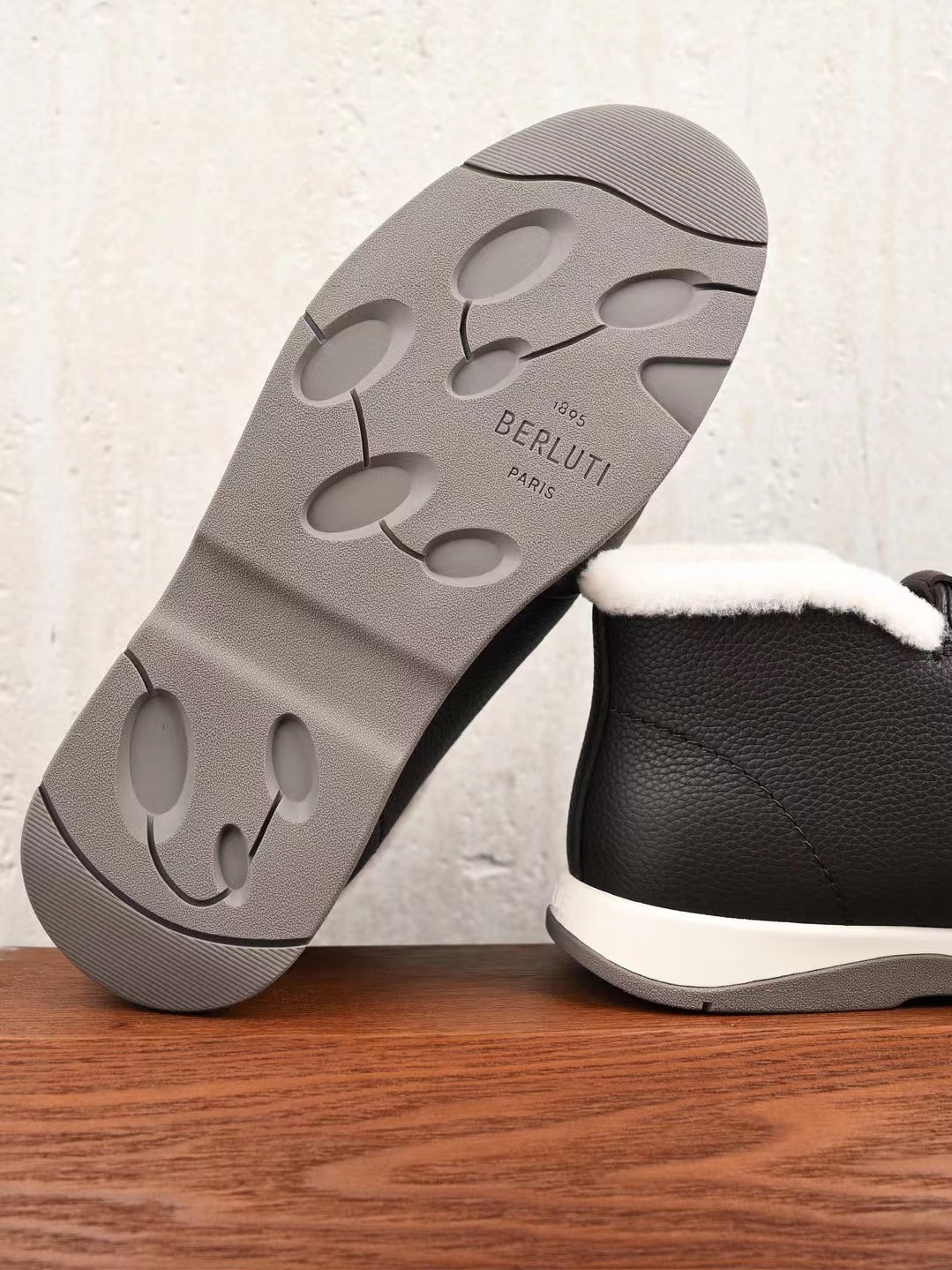 Berluti – Luxurioese Winter Slipper aus Leder mit Lammfellfutter in Dunkelbraun