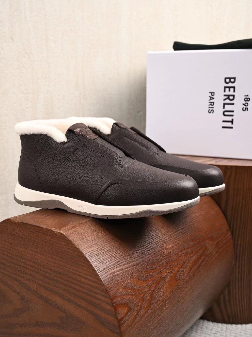 Berluti – Luxurioese Winter Slipper aus Leder mit Lammfellfutter in Dunkelbraun