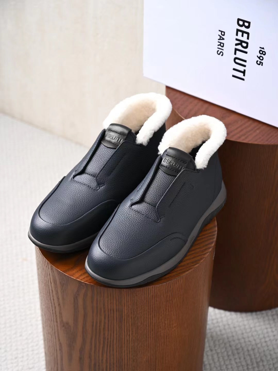 Berluti – Premium Winter Slipper aus Leder mit Lammfellfutter in Dunkelblau