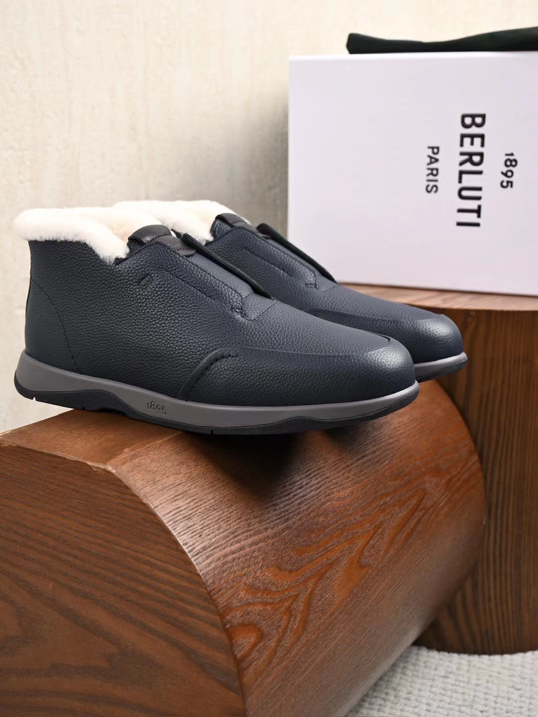 Berluti – Premium Winter Slipper aus Leder mit Lammfellfutter in Dunkelblau