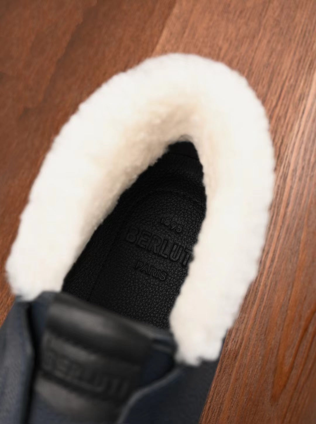 Berluti – Premium Winter Slipper aus Leder mit Lammfellfutter in Dunkelblau