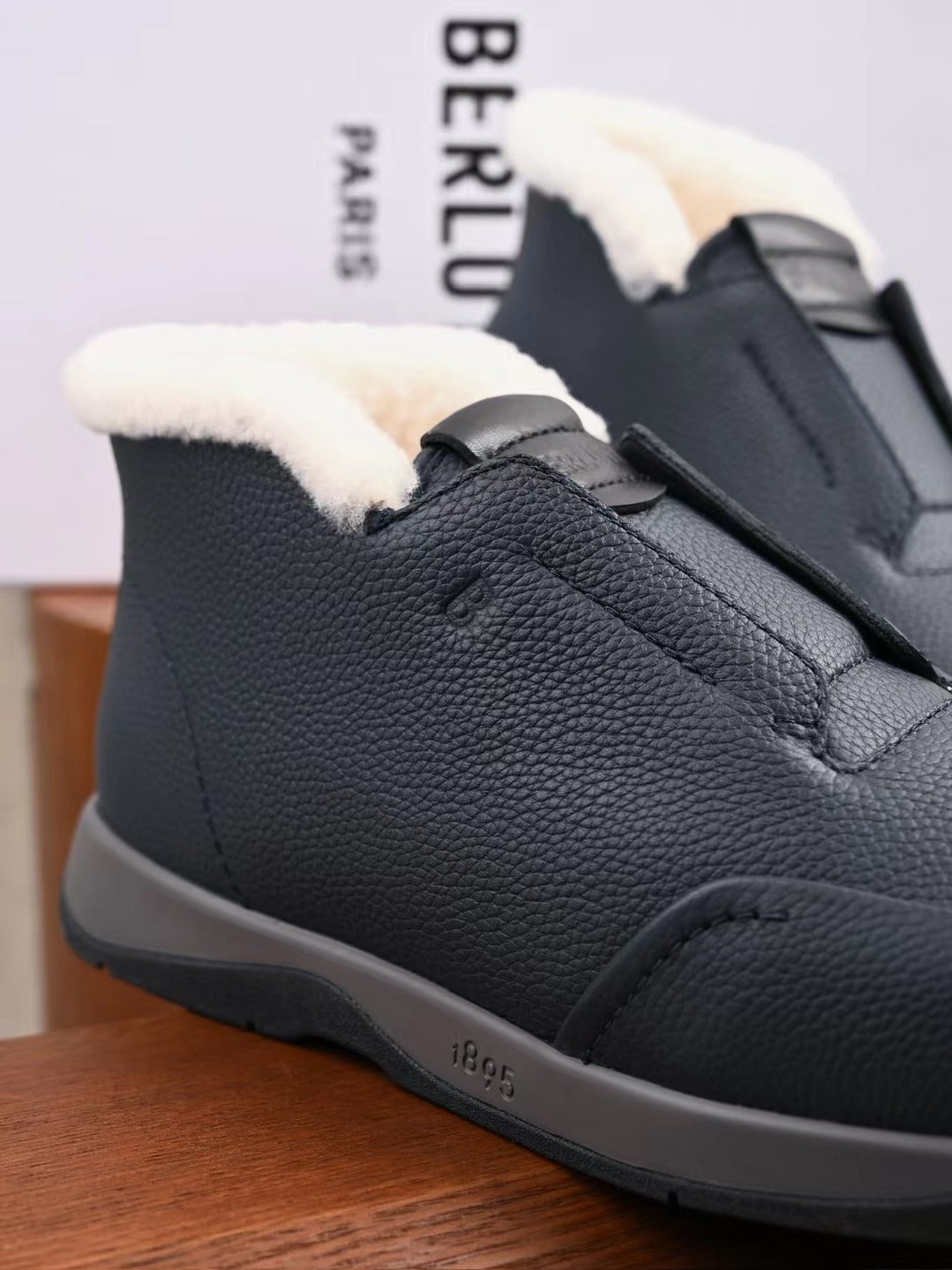 Berluti – Premium Winter Slipper aus Leder mit Lammfellfutter in Dunkelblau