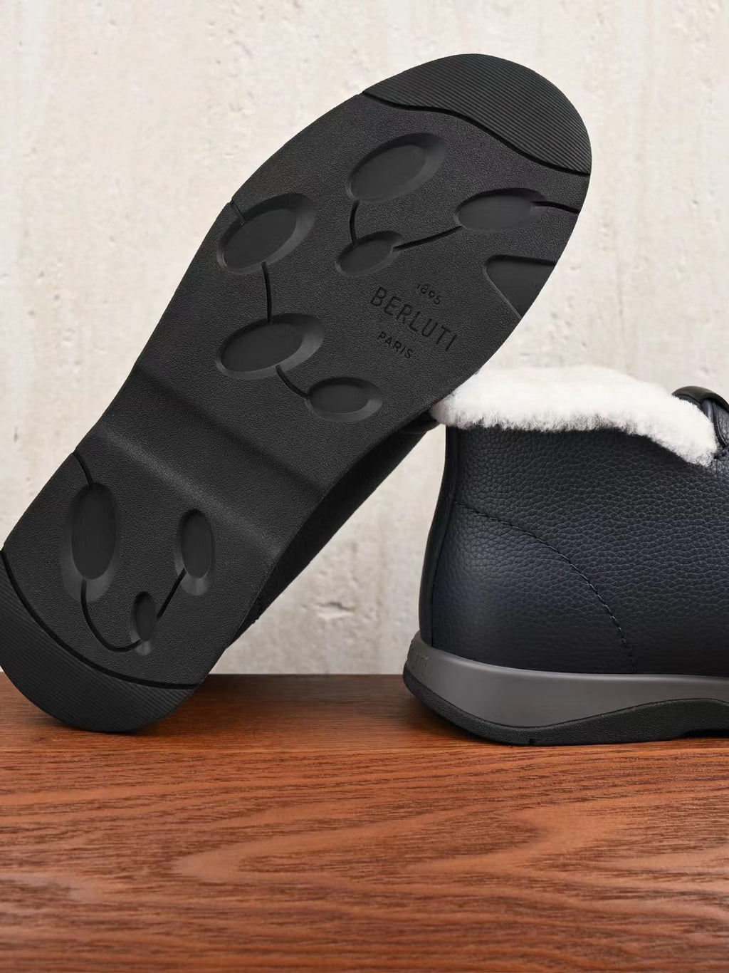 Berluti – Premium Winter Slipper aus Leder mit Lammfellfutter in Dunkelblau