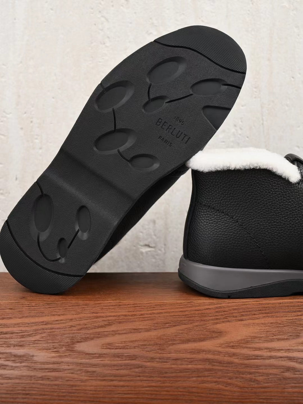 Berluti – Luxurioese Winter Slipper aus Leder mit Lammfellfutter in Schwarz